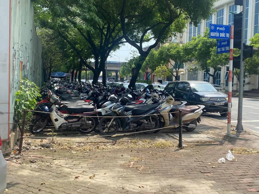 Đầu tuyến đường Mạc Thái Tổ giao với đường Nguyễn Quốc Trị thuộc phường Yên Hoà, vỉa hè được căng dây làm nơi để xe máy.