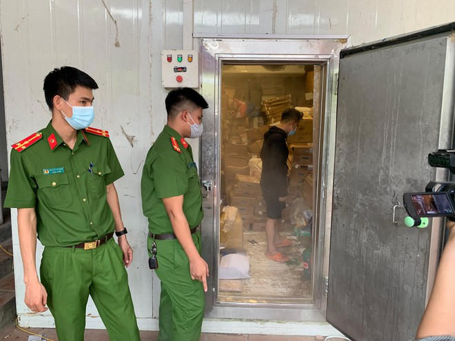 Lực lượng chức năng đột xuất kiểm tra cơ sở buôn bán thực phẩm đông lạnh.