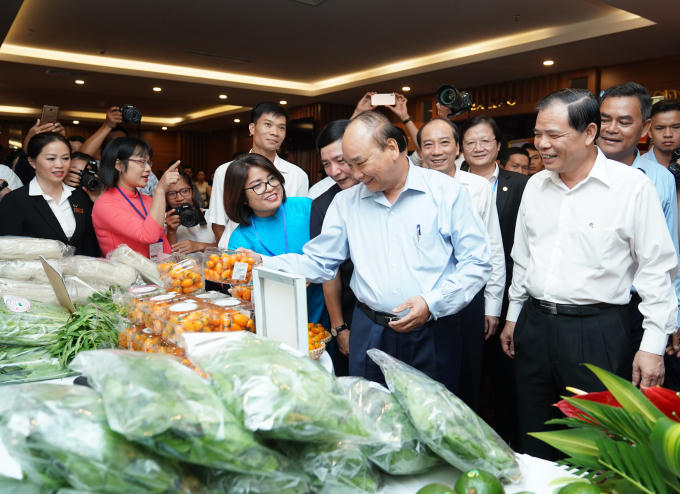 TTg chu tri doi thoai voi nong dan (12)