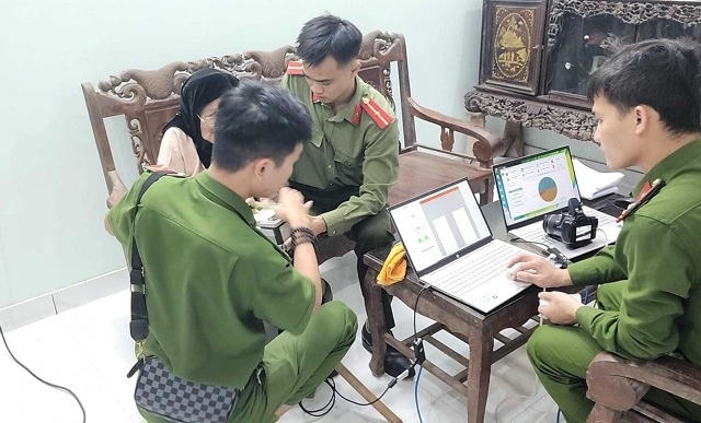 Công an Vĩnh Phúc đến từng nhà dân để cấp thẻ CCCD gắn chíp