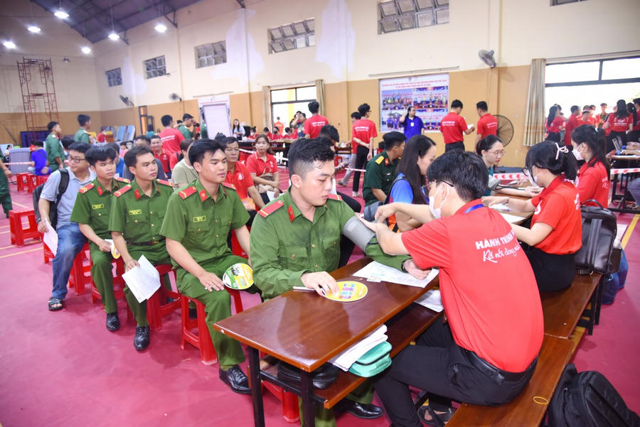 Cán bộ, chiến sĩ, đoàn viên thanh niên Công an tỉnh Cà Mau tham gia Ngày hội hiến máu tình nguyện năm 2025 (Ảnh Hữu Đệ).