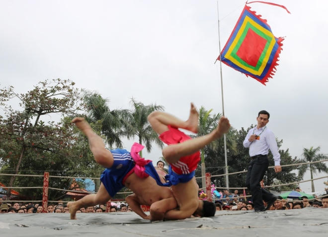 Một pha đấu được sự tán thưởng của người xem. Sau khi khóa tay đối phương quần đỏ, đô vật quần xanh thực hiện pha quật người trên không, tiếp đất bằng đầu.