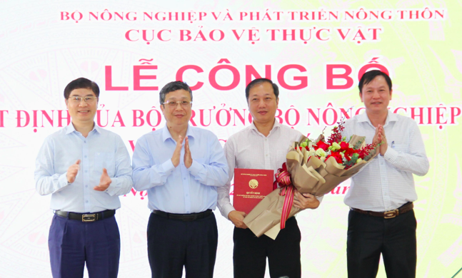 Thứ trưởng Hoàng Trung, Cục trưởng Cục BVTV Huỳnh Tấn Đạt (ngoài cùng bên phải), Phó Cục trưởng Cục BVTV Nguyễn Quý Dương (ngoài cùng bên trái) chúc mừng tân Phó Cục trưởng Nguyễn Quang Hiếu. Ảnh: Trung Quân