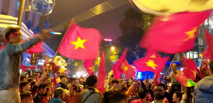 Ngã tư Hàng Bài, Hai Bà Trưng chật kính dòng người.