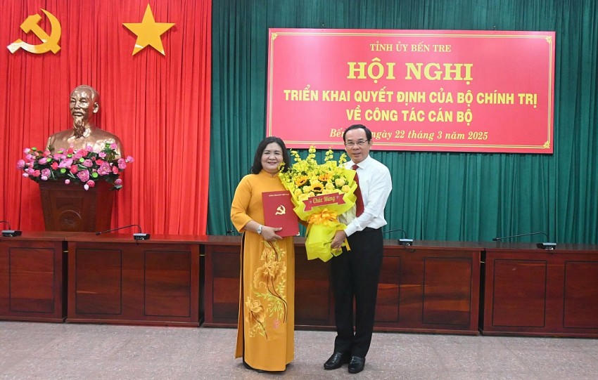 Ông Nguyễn Văn Nên – Uỷ viên Bộ Chính trị, Bí thư Thành uỷ TPHCM trao quyết định của Bộ Chính trị cho bà Hồ Thị Hoàng Yến