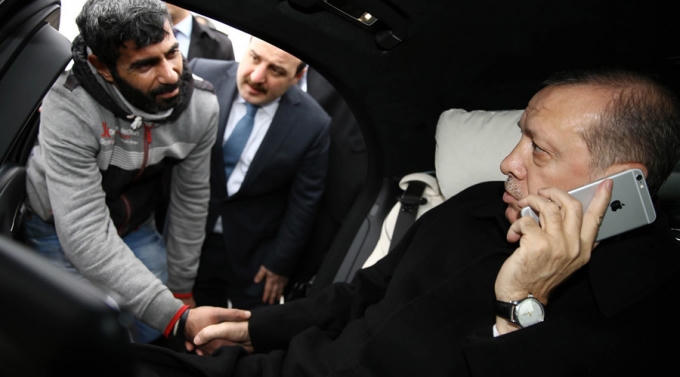 Tổng thống Thổ Nhĩ Kỳ Recep Erdogan và người đàn ông được cứu thoát khỏi vụ nhảy cầu tử tự. (Ảnh: AFP)