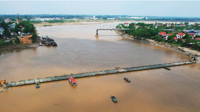 Thời gian lưu thông qua cầu phao Phong Châu từ 6h đến 22h hàng ngày.