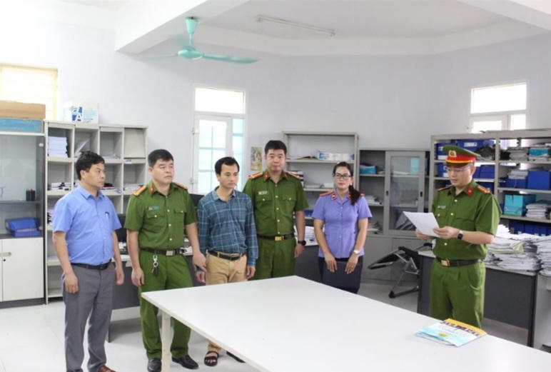 Công an tỉnh Sơn La thi hành Quyết định khởi tố bị can, Lệnh bắt bị can để tạm giam đối với Đào Hữu Bính, phó Giám đốc Trung tâm nghiên cứu khoa học và chuyển giao công nghệ trường Đại học Tây Bắc. Ảnh Bộ Công an