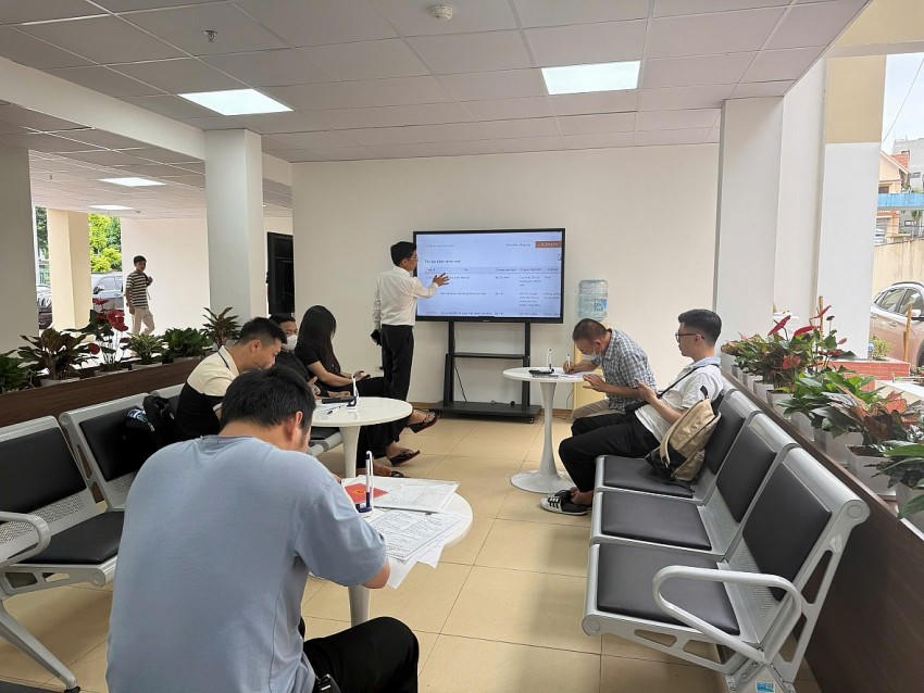 Công dân đến làm việc được các cán bộ của phường hướng dẫn tận tâm, chu đáo.