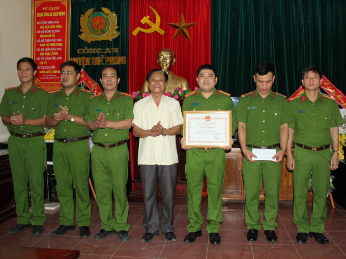 Ông Lữ Đình Thi - Bí thư Huyện ủy Quế Phong tặng thưởng cho ban chuyên án.