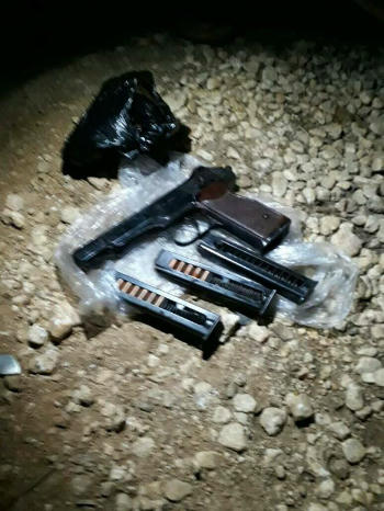 Khẩu súng và ổ đạn được cho là của phi công Nga. Ảnh: CIT
