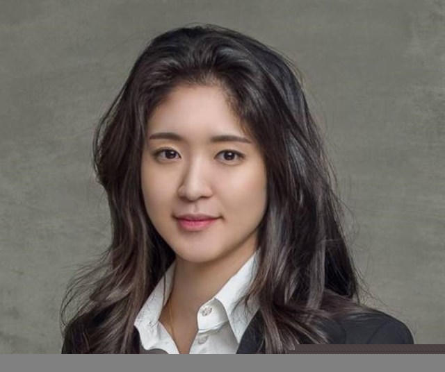 Suh Min-jung được ngưỡng mộ không chỉ bởi gia thế khủng, mà còn vì ngoại hình xinh đẹp và tài năng kinh doanh. Ảnh: Koreatimes.