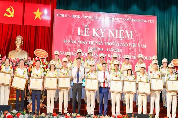 Lãnh đạo tỉnh Hưng Yên tặng hoa và bằng khen cho các cá nhân.