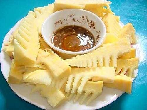 Ăn măng ngâm dấm chưa đủ thời gian - măng chưa ngả sang màu vàng ươm và chưa có mùi chua thì khả năng gây ngộ độc vẫn rất cao.