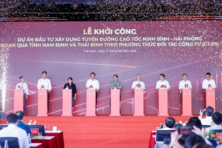 Thủ tướng Phạm Minh Chính và các đại biểu thực hiện nghi thức khởi công dự án - Ảnh: VGP
