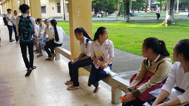 Thí sinh ngồi xem hồ sơ