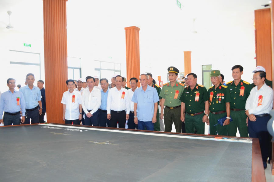 Đại biểu tham quan khu trưng bày Di tích Chiến thắng Đầm Dơi – Cái Nước – Chà Là.