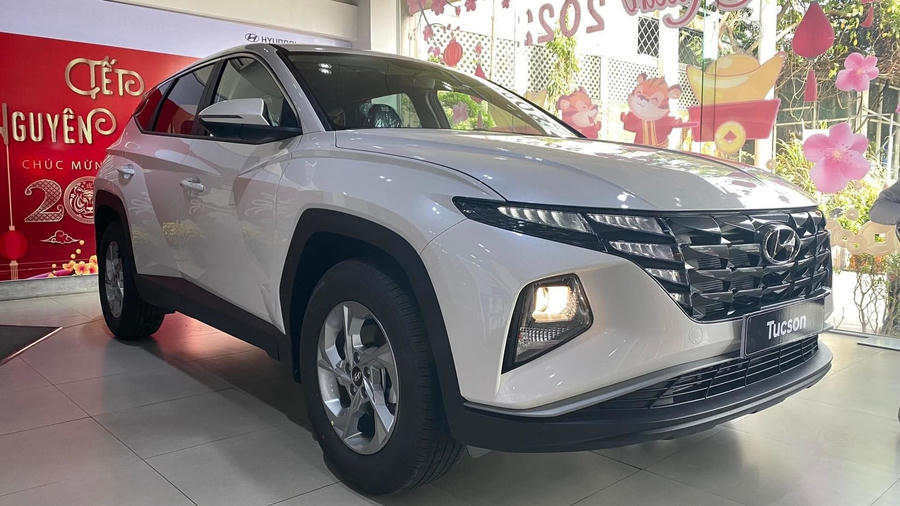 Hyundai Tucsson đang tạo cơn sốt trên thị trường đầu năm 2022 vì mức bán "bia kèm lạc" khá cao.
