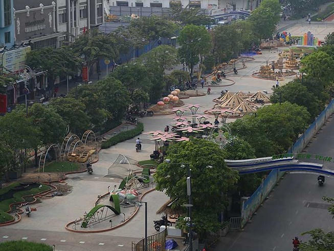 Đường hoa Nguyễn Huệ Tết nguyên đán Mậu Tuất 2018 đang trong quá trình hoàn thiện các công đoạn cuối cùng. Ảnh: HOÀNG GIANG