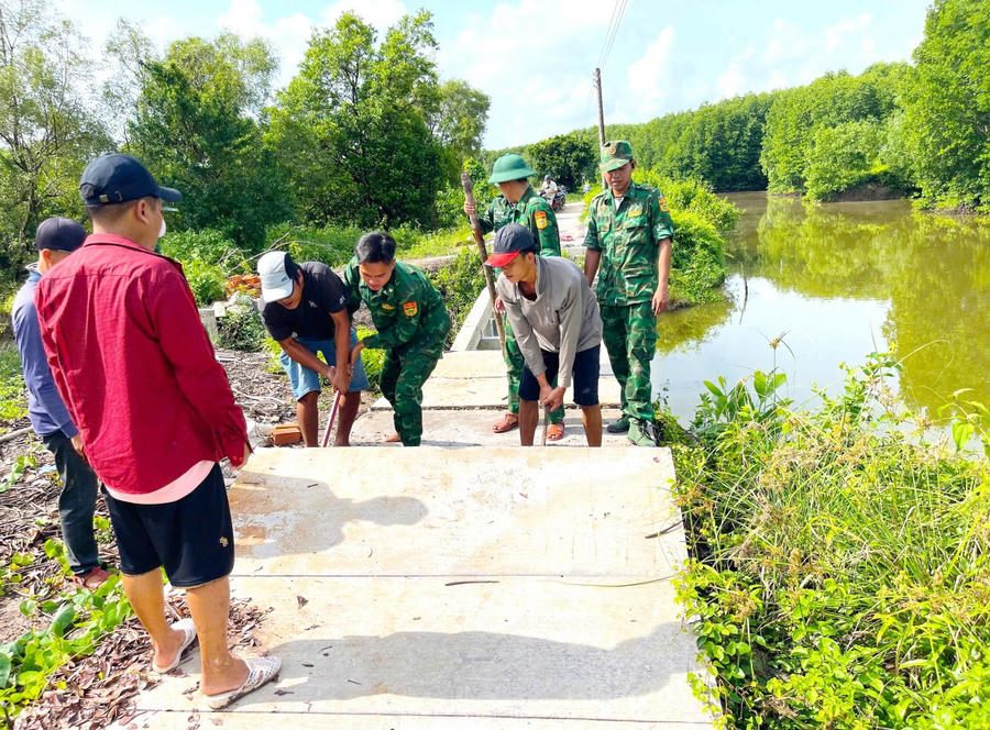 Sửa chữa phần chân cầu.