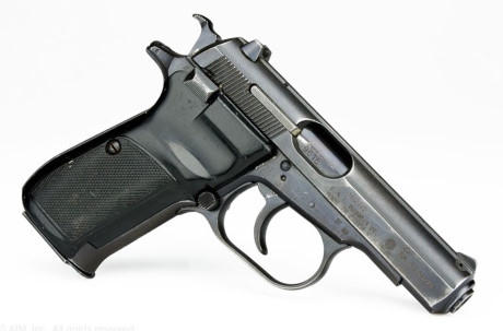 Súng sử dụng hộp tiếp đạn 12 viên cỡ đạn 9x18mm Makarov, tầm bắn 50m, sơ tốc đầu nòng đạt 305m/s. Theo các chuyên gia quân sự, tuy hơi nặng so với tiêu chuẩn súng ngắn hiện đại ngày nay, nhưng CZ-83 vẫn là một khẩu súng ngắn đáng tin cậy, uy lực tốt và tuyệt vời với độ chính xác cao.