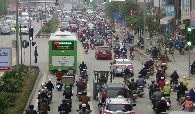Những điểm ùn tắc, ô tô, xe máy thường lấn làn đường dành riêng cho xe buýt