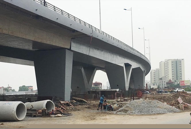 Dự án cầu vượt nút giao Long Biên, một trong các dự án BT Hà Nội đang bị dừng giao đất đối ứng. Ảnh: A.Trọng.