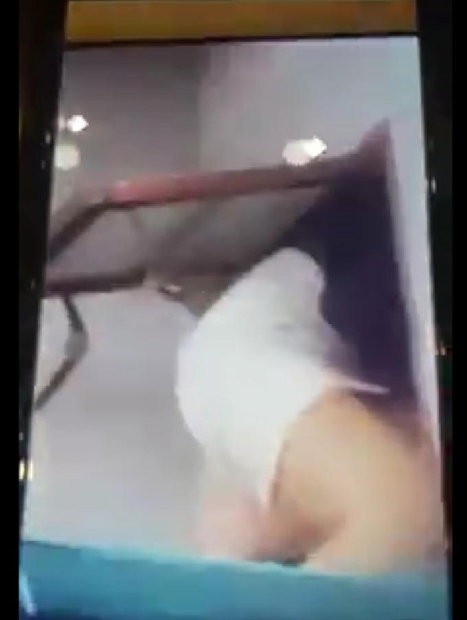 Người được cho là bà Minh chui cửa sổ thông gió ra ngoài bị quay clip.