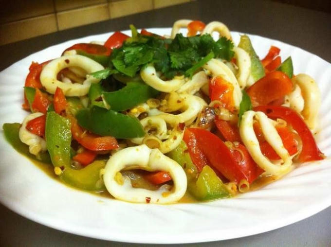 Mâm cỗ thêm nổi bật với mực xào tam sắc (Ảnh: internet)