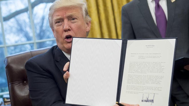 Ông Trump giơ sắc lệnh rút khỏi TPP tại Nhà Trắng. (Nguồn: AFP)