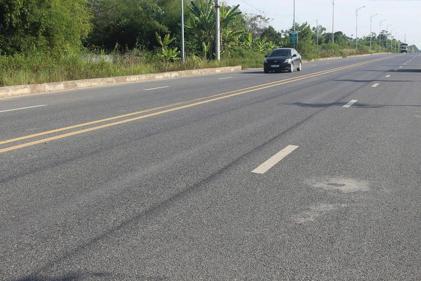 Nhiều vị trí trên tuyến đường bị lún cả chục cm