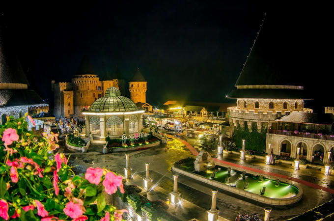 Đến với Bà Nà thời điểm này, du khách còn được Khu du lịch thết đãi nhiều trải nghiệm ấn tượng, khó quên như săn mây trên cầu Vàng nổi tiếng, hay thưởng thức những món ngon trứ danh trong những không gian lãng mạn, sang trọng tại các nhà hàng buffet độc đáo. Hoặc đơn giản chỉ là lang thang qua những lâu đài chóp nhọn trong làn sương mờ ảo, với cái lạnh se sắt đặc trưng và lắng nghe tiếng chuông nhà thờ vang vọng giữa núi rừng bao la…