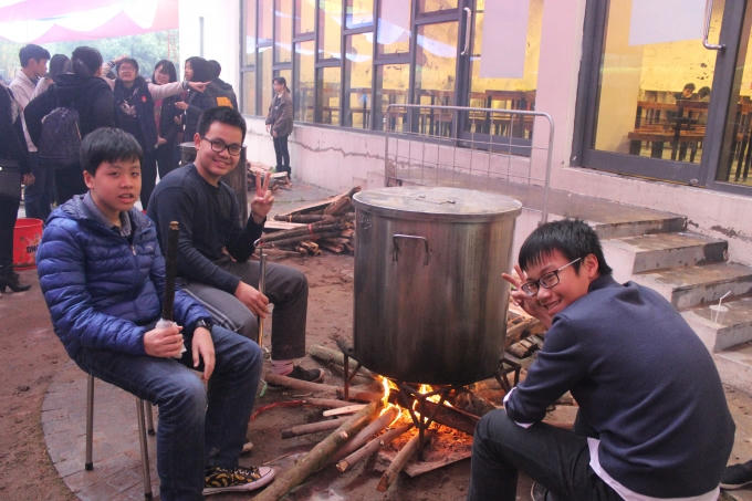 Hình ảnh "trông bánh chưng chờ trời sáng".