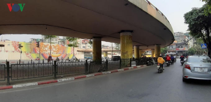 Điểm trông giữ xe gầm cầu đường dẫn lên cầu Chương Dương, đoạn phố Trần Nhật Duật, quận Hoàn Kiếm phục vụ nhu cầu gửi xe cho chợ đêm phố cổ vào 3 ngày cuối tuần.