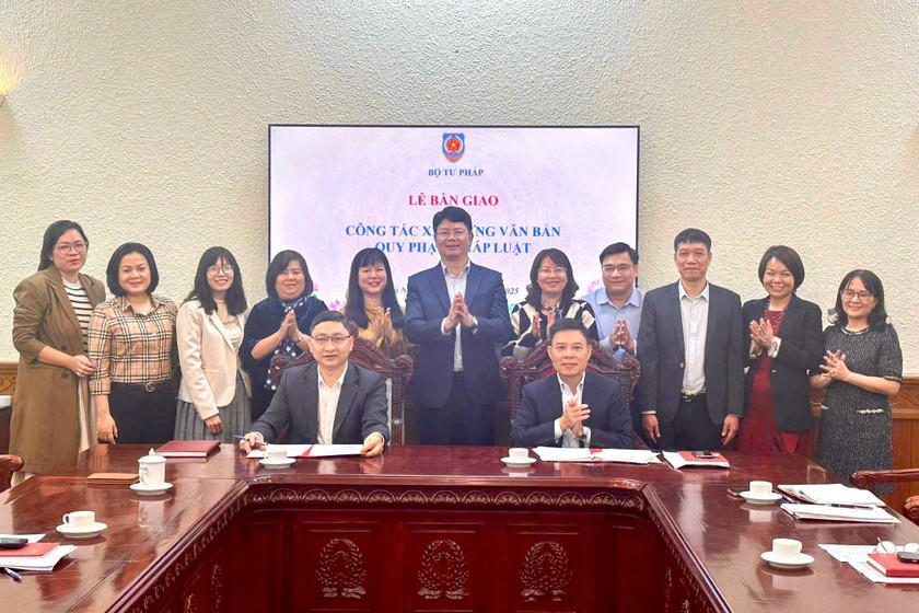 Thứ trưởng Nguyễn Thanh Tịnh chứng kiến Lễ Bàn giao công tác xây dựng VBQPPL (Ảnh: PV)