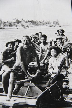 Bức ảnh cha con lão ngư dân Nguyễn Con chèo đò chở bộ đội qua sông do nhà báo Đoàn Công Tính chụp năm 1972.