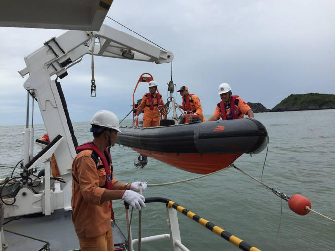 Khi phát hiện mục tiêu, xuồng cao tốc chuẩn bị được thả xuống.