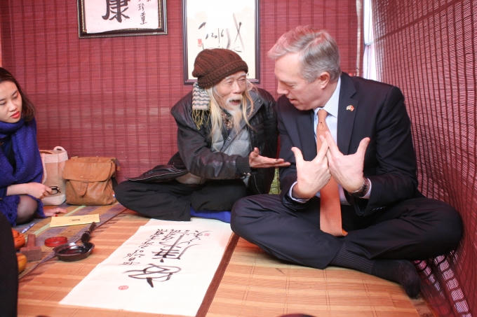 Để thể hiện thiện ch&iacute;, Tiến sỹ Lược viết 1 bức ph&aacute;p kh&aacute;c tr&ecirc;n giấy lụa với hai từ An Khang để Đại sứ treo tại cơ quan.