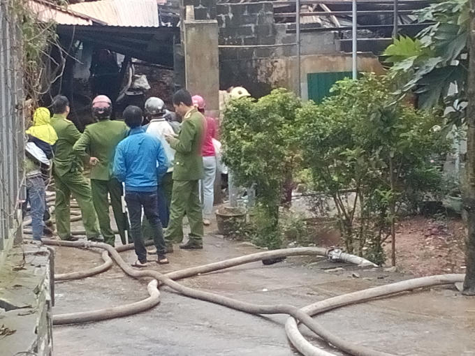 Ngoài lực lượng PCCC thì có thêm cán bộ chiến sỹ CSCĐ tham gia ứng cứu.
