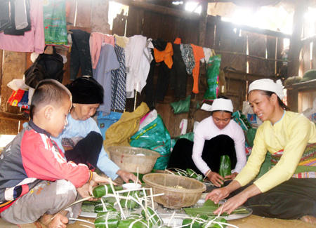 Người Mường gói bánh chưng ăn Tết. (Ảnh: Minh Phượng/ danviet.vn)