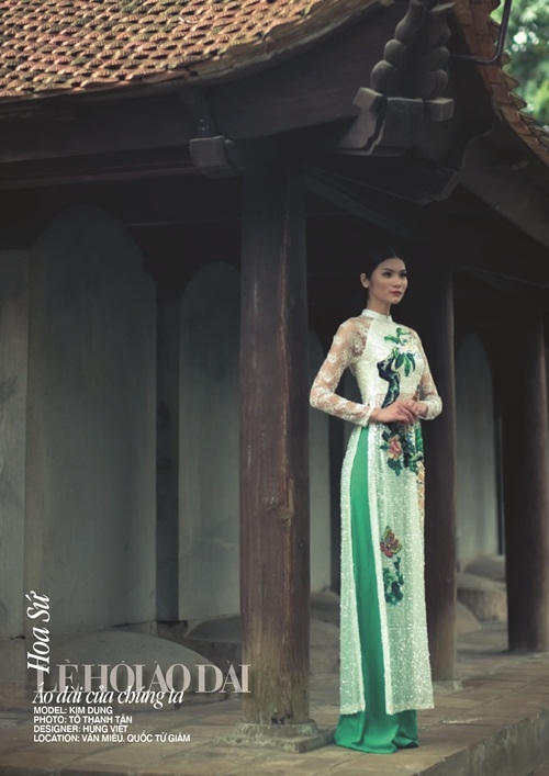 Thiết kế của Hùng Việt lấy ý tưởng từ hoa sứ thể hiện sự tinh khiết và khởi đầu mới. Người trình diễn thiết kế này là Giám đốc trung tâm văn hóa Nga Zubtsova Elena Robertovna.