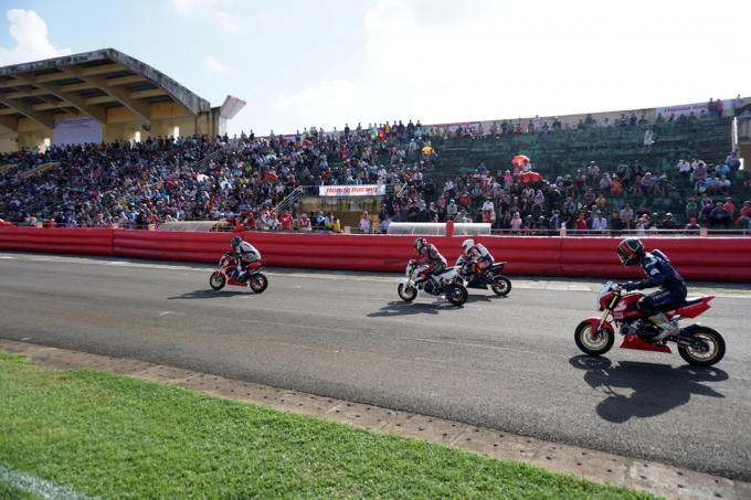 Màn rượt đuổi gay gấn của các tay đua tham gia giải tại TP Tuy Hòa, tỉnh Phú Yên.