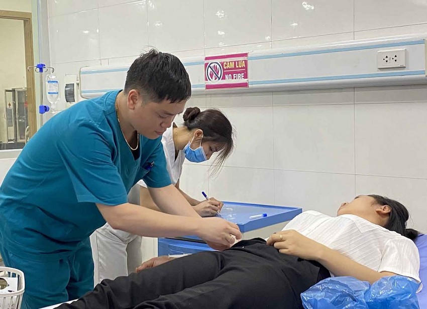 Bác sĩ sơ cứu cho bệnh nhân. Ảnh: Nguyễn Đức