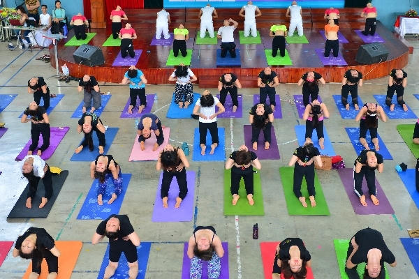 Các thành viên của Trung tâm Trái Tim Vàng đang đồng diễn Yoga.
