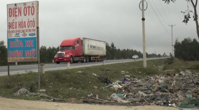 N hững bãi rác ven đường như thế này dễ dàng bắt gặp.