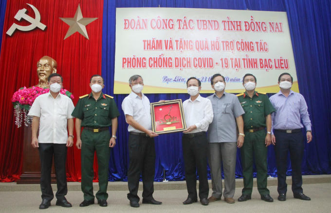 Phó Bí thư Tỉnh ủy, Chủ tịch UBND tỉnh Phạm Văn Thiều (thứ 4 từ phải sang); Phó Bí thư Tỉnh ủy, Chủ tịch UBND tỉnh Đồng Nai Cao Tiến Dũng (thứ 3 từ trái sang).