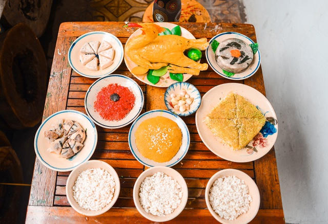 Mâm cơm miền Bắc với gà luộc lá chanh, bánh chứng, xôi gấc...