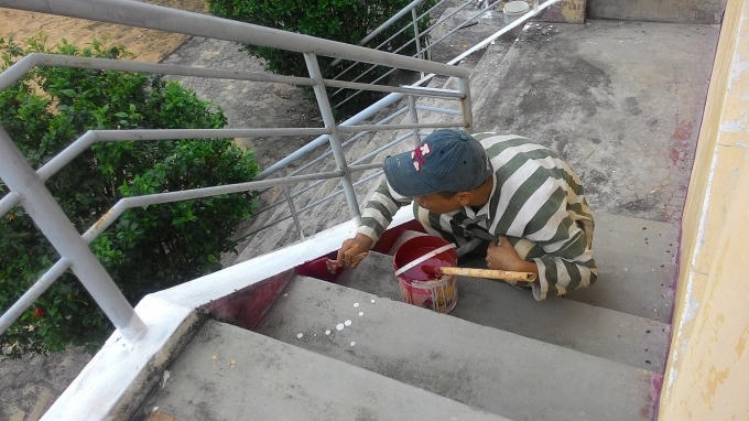 Sơn sửa để đón chào năm mới (ảnh: Châu Nữ).
