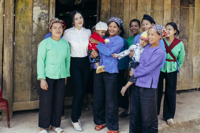 Lý Nhã Kỳ giản dị, gần gũi với bà con dân bản Khau Sớ - Hà Quảng