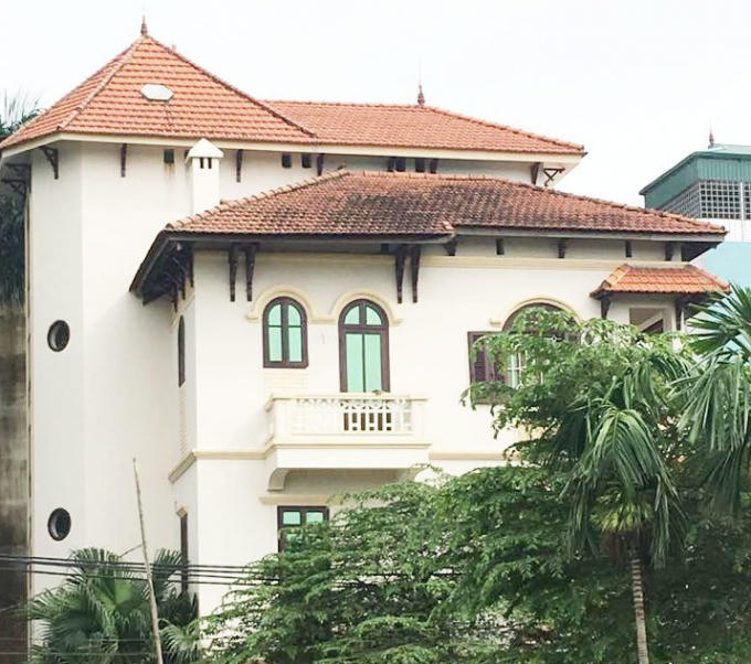 Ngôi nhà đồng thời cũng là phòng khám có địa chỉ tại số nhà 99, ngõ 374, đường Âu Cơ (phường Nhật Tân, quận Tây Hồ Hà Nội) mà 2 phóng viên đang điều tra liên quan đến một số sai phạm.